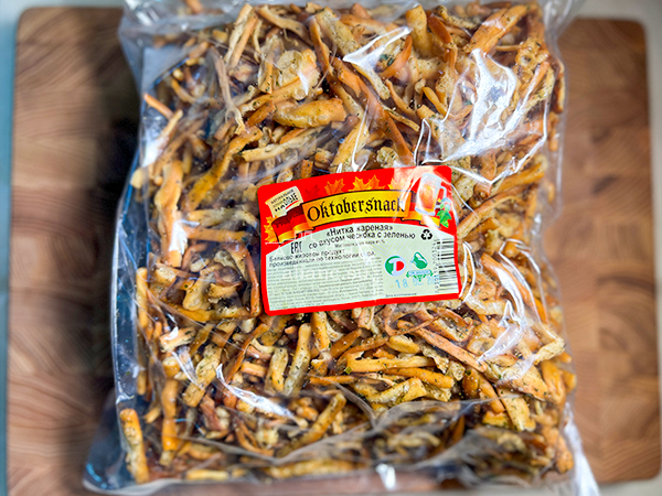 Нитка ЖАРЕНАЯ "Чеснок с зеленью" Oktobersnack 1 кг (сырный продукт) в Голицино